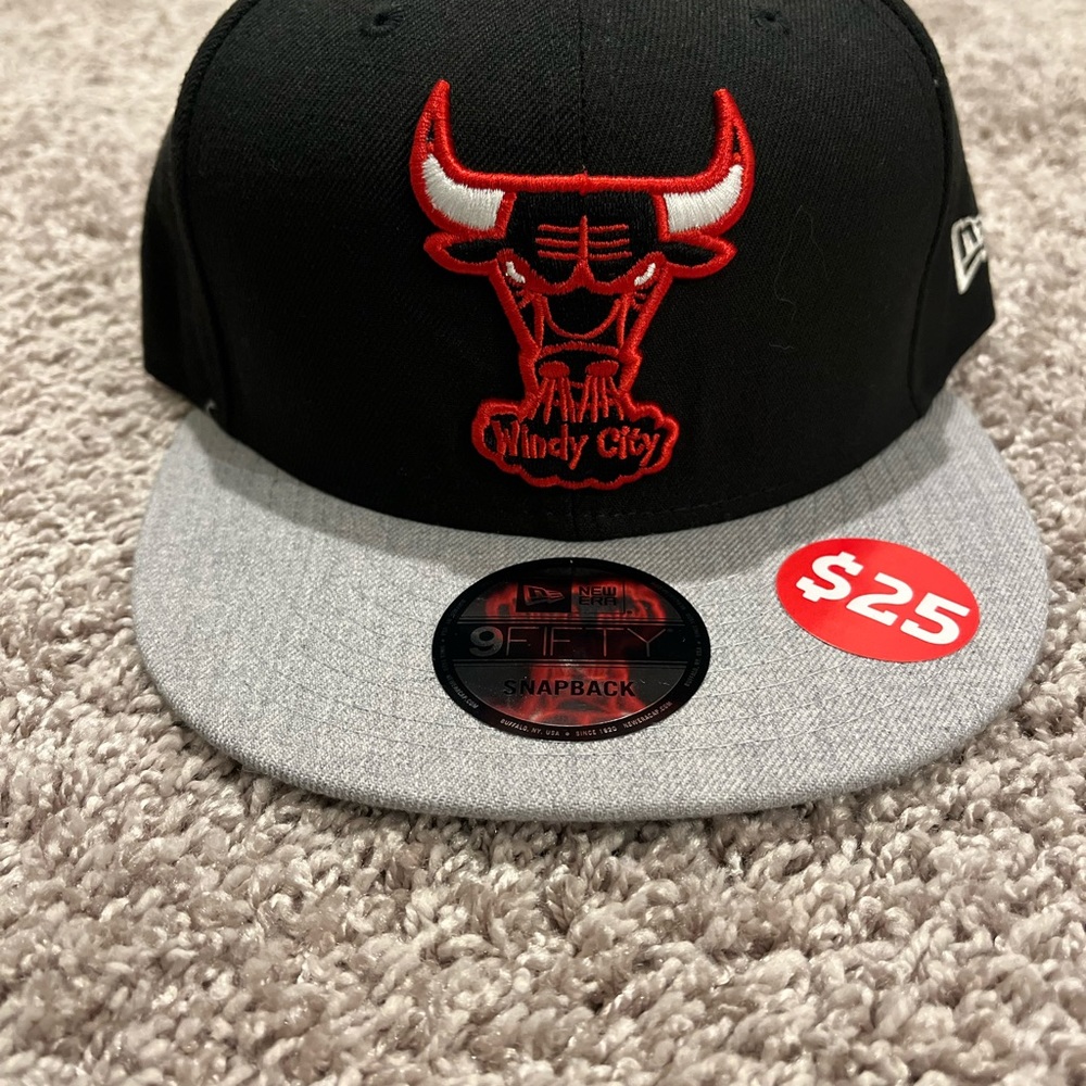New Era Chicago Bulls SnapBack. Silver/ Black New with tags.